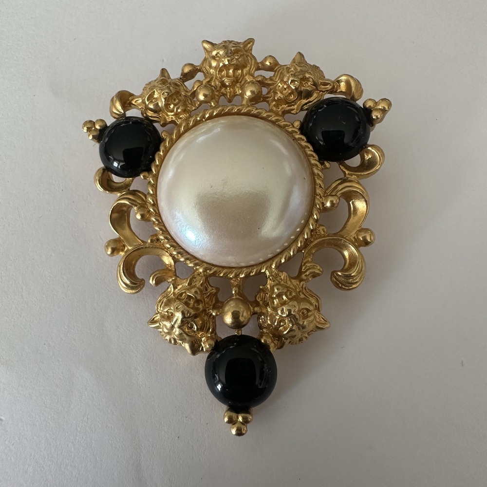 VTG 1980s Avon Gold Tone Lion Head Brooch Pin‎ Large Cream Pearl Black Bead Stmt